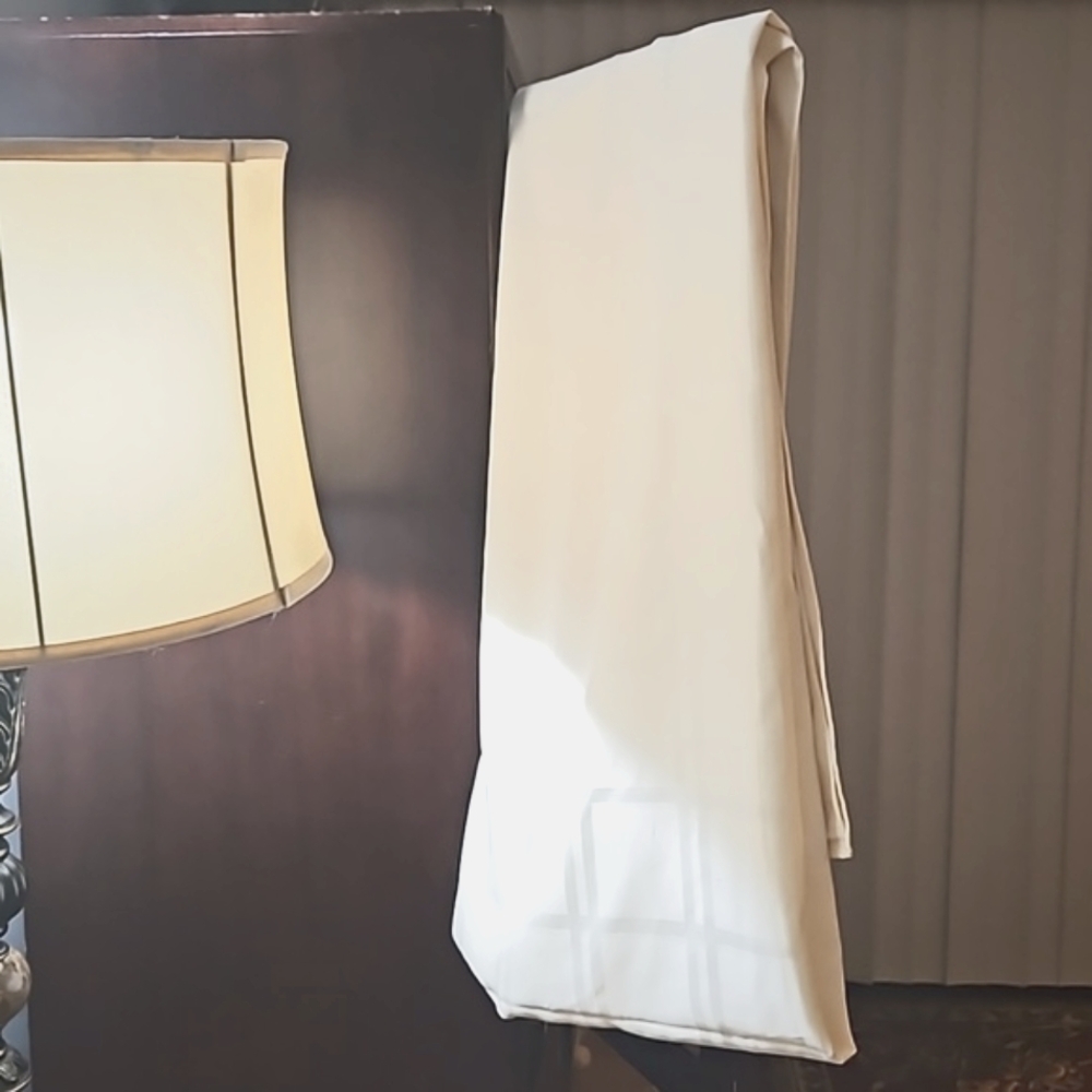 White tablecloth rectangular understated square pattern - Picture 10 of 11